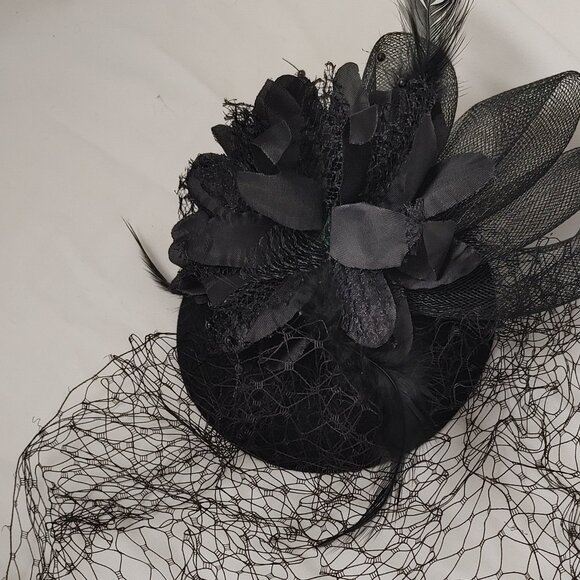 Black fascinator hat with feathers and veil (002) main image 4